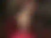 Zeige meine langen beine in hautfarbenen strumpfhosen und pumps mit roten stahlabsätzen.