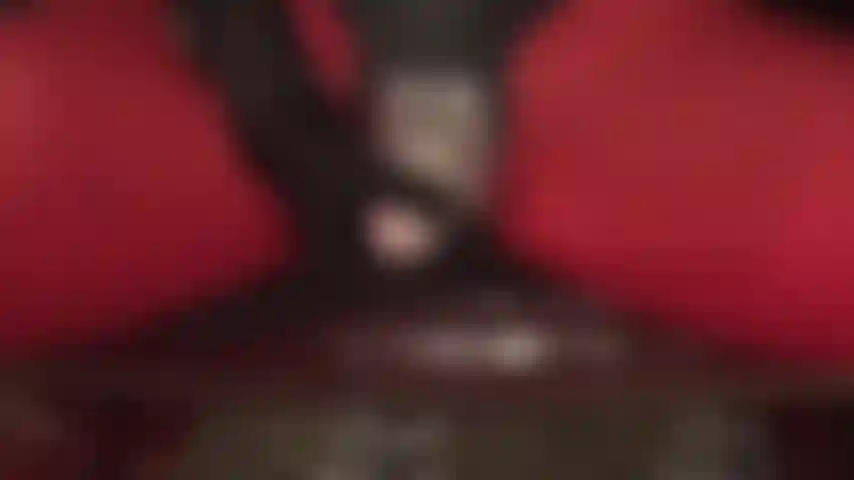 Nahaufnahme von herrin vivian, die ihren großen weißen stryker-strap-on streichelt. Sieht lecker aus, nicht wahr?!