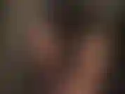 Die enge hosen liebt, in schwarzen satinjeans und glänzenden blauen leggings.