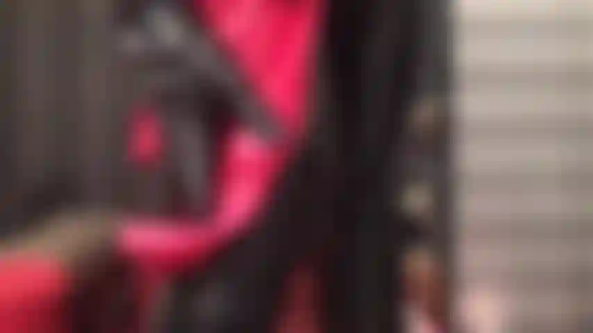 Rote satinunterwäsche wird verwendet, um die hautengen, glatten, schwarzen lacklederleggings der herrin zu polieren. So sanft gerieben, dass sie sich vorstellen können, wie sich das auf jedem zentimeter ihres pochenden schwanzes anfühlen würde.