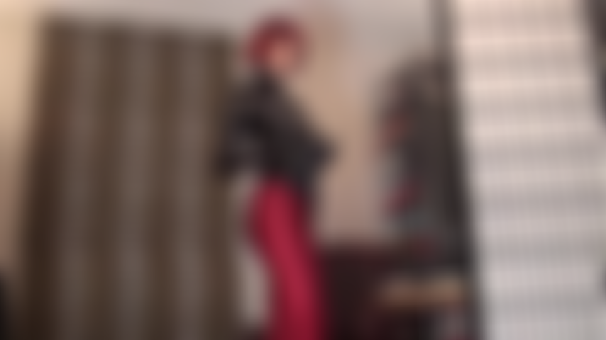 Bewundern sie dieses wunderschöne fetisch-outfit, das die feinen kurven der herrin in dunkelroten lycra-strumpfhosen und einem pvc-tanga-bodysuit zur geltung bringt, während sie die berührung ihrer lederhandschuhe spüren.