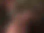 Die art und weise, wie die herrin ihre erstaunlichen strumpfhosenfüße so langsam bewegt, macht sie wahnsinnig und neckt mit ihren sexy hohen bögen und weichen nylonsohlen.