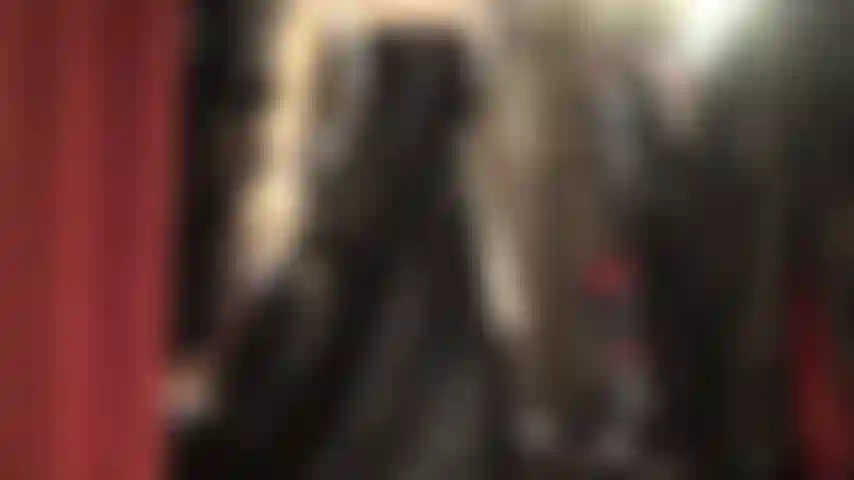 Eine gummikrankenschwester erwartet sie ... In schwarz-weißes latex gekleidet, diese krankenschwester ist bereit für ihre prostatauntersuchung.