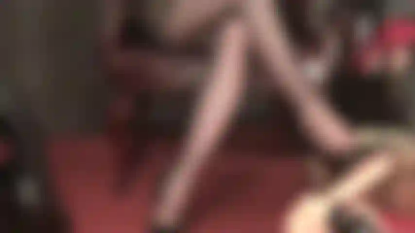 Herrin, dein sklavenschwanz ist ganz aufgeregt wegen dieses heeljobs und strumpfhosen-footjobs.