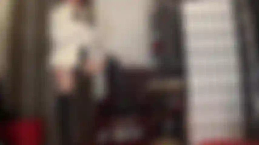 Strapon-herrin in schwarzem leder, glänzenden strumpfhosen und weißem pelzmantel – eine göttin aus leder und pelz wichst ihren großen schwarzen schwanz, hält dabei einen stift wie eine zigarette und neckt mit ihrem schönen lederrock und den langen stiefeln.