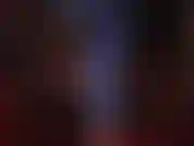 Die füße in und aus blauen pumps mit leopardenmuster und baumelnden schuhen in sehr transparenten schwarzen strumpfhosen neckt.