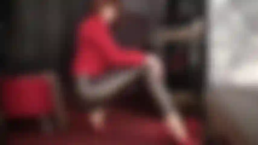 Heiße metallische leggings – MistressVivians lange, wohlgeformte beine und ihr hintern sehen fantastisch in glänzenden engen hosen aus. Diese sexy kurven sind dazu gemacht, bewundert zu werden. (Femdom, fetisch, leggings-fetisch, glänzend, hintern-anbetung, bein-anbetung, high heels, stilettos, teasing).
