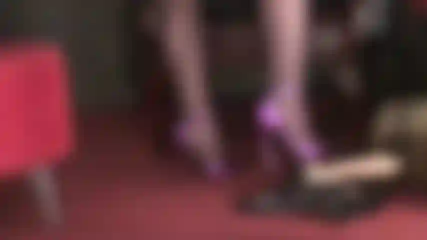 Diese prallen hoden mit metallisch-lila stilettos bearbeiten.