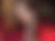 Die ihren hintern in dessous verehrt und ihre beine in sexy, weißen, glänzenden spitzenstrümpfen trägt.