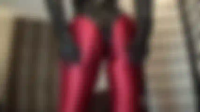Glänzende rote spandex-strumpfhosen und ein enger pvc-string-bodysuit – oh, diesen fabelhaften runden hintern auf dein gesicht gesenkt zu bekommen, und sei es nur zum schnuppern … herrin berührt und drückt ihren perfekten hintern mit lederhandschuhen – so nah bei dir.