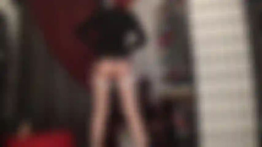 Die mit seidigen strümpfen verführt und strap-on-anbetung betreibt. Nachdem die herrin sie ihre wunderschönen full-fashion-nylons auf glänzenden strumpfhosen anbeten lässt, wird sie ihren schwanzlutschermund zu ihrem vergnügen benutzen.