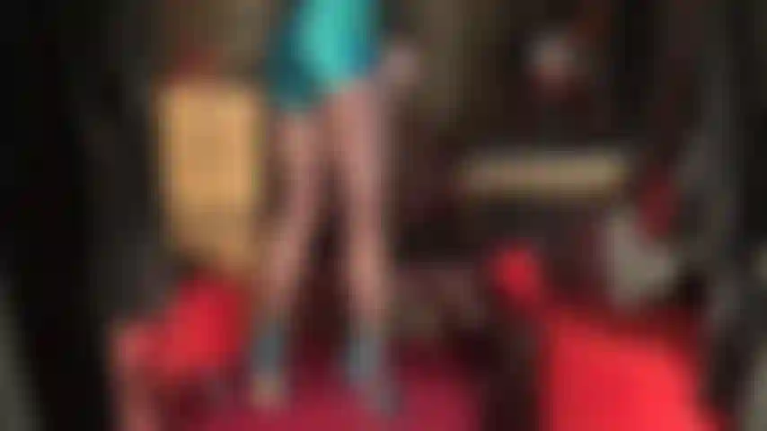 Bewundern sie die langen und starken beine der herrin in hauchdünnen kaffeebraunen strumpfhosen, die zu einem extrem glänzenden paar blauer satinshorts führen.