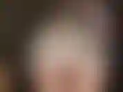 Deine göttin neckt mit ihrem hintern in sexy satinhöschen, hüfthaltern, engem rock und glänzenden strumpfhosen. Mmmmhmmm.