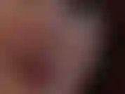 Mit verführerischen roten, glänzenden lippen und einer heißen zunge zum necken.