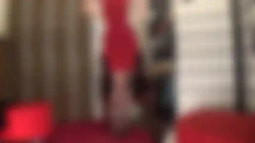 Dessous-teaser in sexy strümpfen, höschen und bh – hier ist ein höllischer teaser! Ihre göttin wechselt von schwarzer unterwäsche zu roter ... Direkt vor ihren augen.