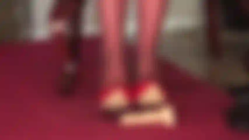 Glänzende rote lackpumps, strumpfhosenfüße und reitgerte, um deinen sklavenschwanz zu quälen.