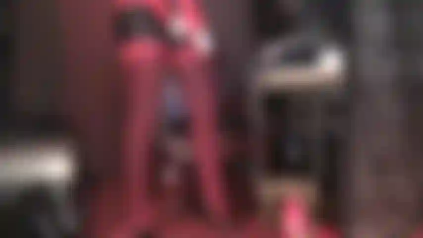 Ein ultraverführerischer strapon und strümpfe in rot und schwarz – die göttin wickelt sie in diesen sexy strumpflagen um ihren kleinen finger und verführt sie mit ihrem großen schwanz.