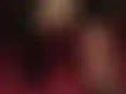 Necke die füße in hauchdünnen, nackten strumpfhosen und baumele mit sexy nahaufnahmen.