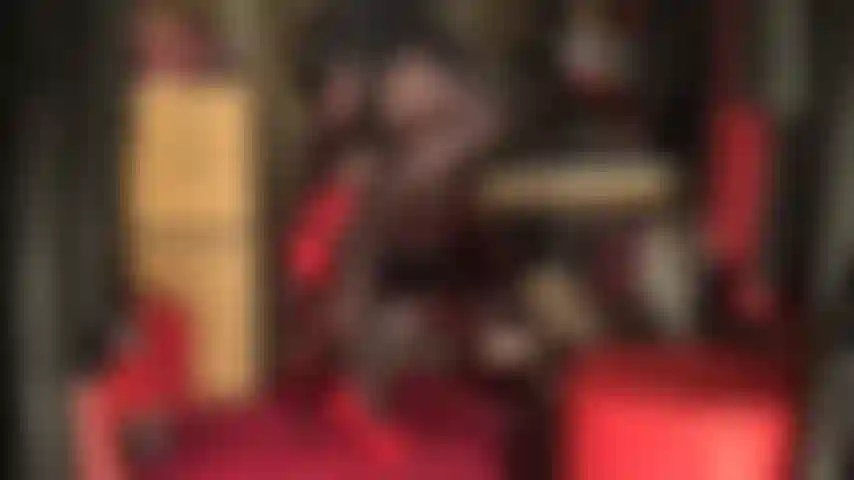 Schwarzes leder und sexy nylonbeine in strümpfen und strumpfhosenschichten – herrin bringt ihren schwanz mit diesem äußerst sinnlichen body-worship-teaser zum pochen.