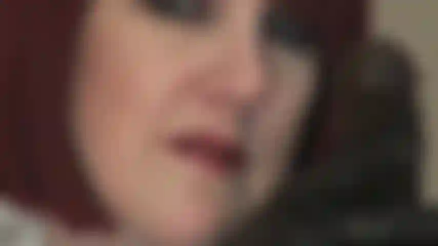 ( Teil 2/2, gesichts- und schwanzverehrung) – die herrin macht dich schwach und unterwürfig, während sie mit ihren stechenden augen, ihren glänzenden lippenstiftlippen und ihrer sinnlichen zunge deine eier und dein portemonnaie leert. Die herrin streichelt einen großen schwarzen schwanz und alles, was du willst, ist, diese ladung sperma zu schlucken.