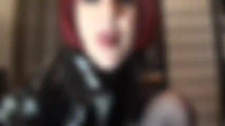 Ein glänzendes, sexy pvc-outfit, schwarze strumpfhosenbeine und ein fleischiger strapon-schwanz, dem sie einfach nicht widerstehen können ...