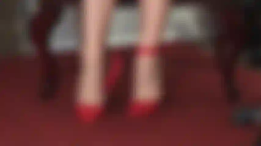 Der schwanz deines sklaven wird von den strumpfhosenfüßen und behandschuhten händen der herrin gemolken und dazu gebracht, über ihre unglaublich glänzenden nylonbeine zu spritzen.