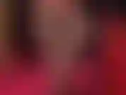 Beine, schenkel, schritt und füße in glänzenden braunen strumpfhosen – lehnen sie sich zurück und genießen sie den verführerischen, glänzenden anblick unter dem schreibtisch, mit sexy metallic-shorts und roten handschuhen, die langsam an beinen und füßen entlanggleiten.