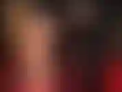 Spitzenstrümpfe, latex-minirock, stiefel und lederhut – herrin sieht in diesem outfit so verdammt heiß aus.