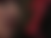 Herrin vivian, und reizt den liebhaber des absatzfetischs mit einem paar sehr scharfer, glänzender metallstilettos.