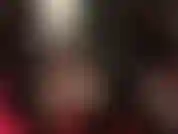 Lederhose und überkreuzte füße auf einem ottomanen – sie lieben es, die füße von unten zu sehen, mit nackten füßen zu necken, das schuhwerk zu wechseln, pantoletten und pumps baumeln zu lassen.