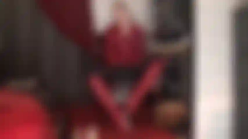 Mache einen bootjob in rotem leder und einen handjob mit handschuhen.