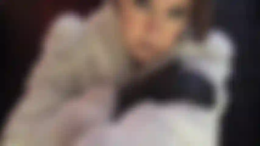 Eine verkörperung von schönheit – mistress vivian ist gehüllt in wunderschönes weiches weißes fell, lederhandschuhe, eine elegante weiße satinschleifenbluse, ein korsett und satinhosen mit hohen stiefeln. (Femdom, fellfetisch, fellmantel, lederhandschuhe, körperanbetung, fellanbetung, fellverführung, reitgerte, spanking, peitsche, satinbluse).