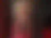 Die weiße schwänze und nackte hintern anbetet – die herrin macht sie verrückt nach ihrem nackten hintern und ihren beinen, zwischen denen ein großer weißer strap-on baumelt.