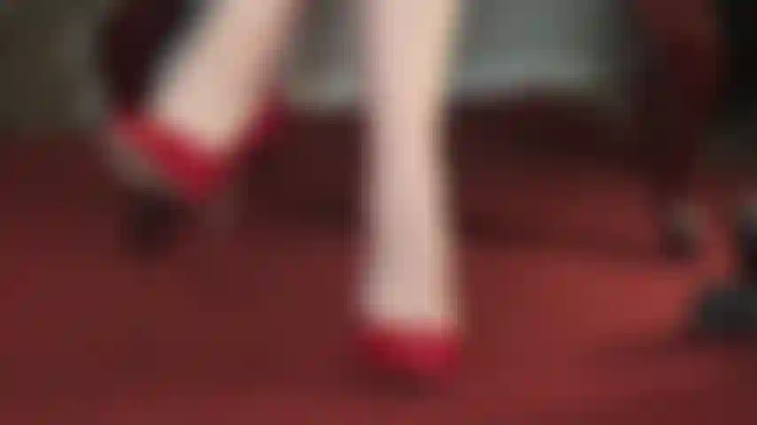 Eine liebhaberin nackter füße – ihnen läuft das wasser im mund zusammen, wenn die herrin ihre roten pumps baumeln lässt, denn der moment ist nahe, in dem sie an ihren nackten zehen saugen und den schweiß von ihren leckeren sohlen lecken dürfen.