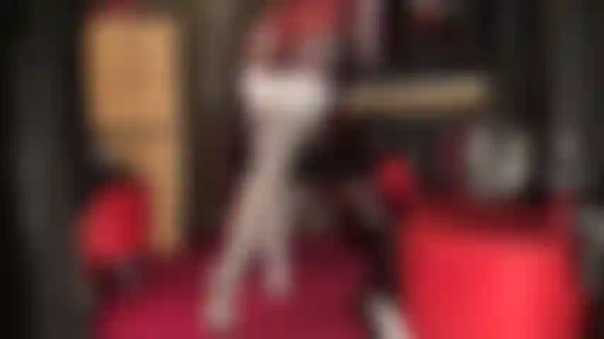 Glänzende weiße strümpfe über strumpfhosen, hohe schwarze stiefel und glänzende blaue satinshorts.