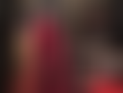 Schwarzer 8-zoll-strap-on-pegging in roten, glänzenden satinhosen – herrin füttert ihre schwanzhuren mit bbc.