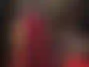 Schwarzer 8-zoll-strap-on-pegging in roten, glänzenden satinhosen – herrin füttert ihre schwanzhuren mit bbc.