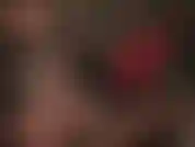 Streicheleinheit für meinen schwanz und meine absätze! - Mit meinen absätzen auf deinem rücken möchte die herrin, dass du ihren großen schwanz verwöhnst.