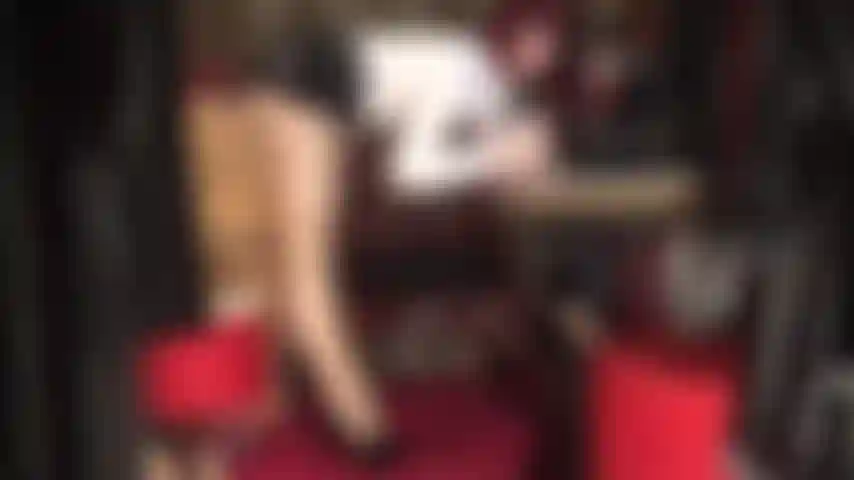 Dein sperma wird mit medizinischen einweghandschuhen abgesaugt – herrin vivian holt deine ladung heraus und neckt mit ihren sexy nylonbeinen, dem kurzen gummirock und den medizinischen handschuhen.