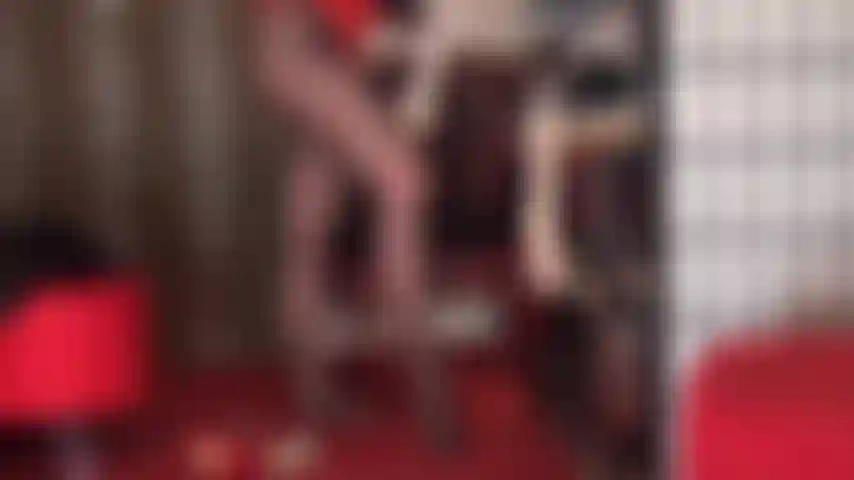 Seidenweiße nylonstrümpfe mit spitzenrand verführen. Diese nylons trage ich über einer schwarzen, transparenten strumpfhose und trage sie mit glänzend roten stilettos. Unglaublich sexy.