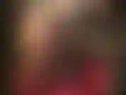 Eine herrin in bh, strumpfhose und high heels, die ihren 20 cm langen schwarzen schwanz streichelt und ihre seidigen, hauchdünnen nylonbeine auf und ab befühlt.