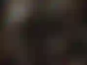 Die ihren hintern in lederhosen mit overknee-stiefeln und langen handschuhen verehrt.