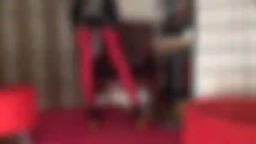 Körperanbetung in roten lycra/spandex-strumpfhosen im wetlook und einem schwarzen, glänzenden pvc-outfit. Umwerfende beine in einer ganz besonderen, glänzenden, dunkelroten high-denier-strumpfhose, stiefeletten und vinyl-fetisch-verwöhnung.