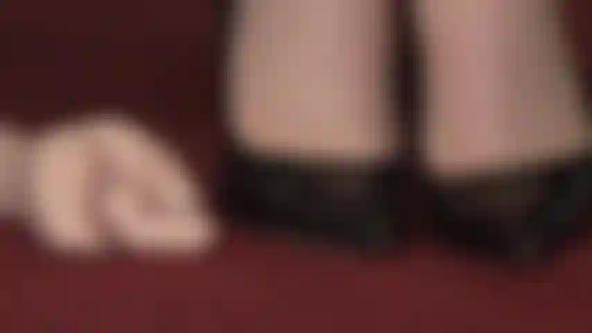 Ihre stilettos sind deine schwäche – herrin spielt mit deinem kleinen schwanz und deinem engen arschloch.