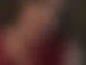 Eine lady in rot – sexy lippenstift-teaser, gesichtsverehrung, wunderschöne rote lippenstiftlippen, die zu meinem kleid und meinen handschuhen passen.