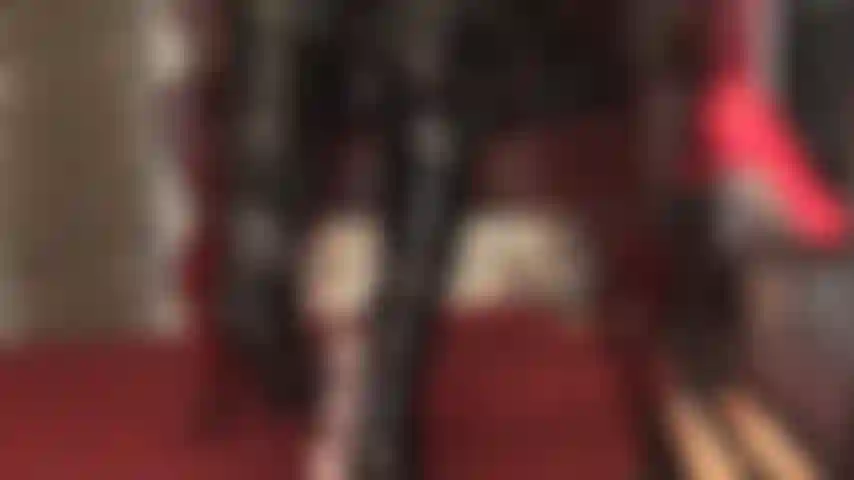 Stiefelliebhaberin – dein sklavenschwanz wird mithilfe der glänzenden schwarzen stiefel und strumpfhosenschenkel der herrin entleert.