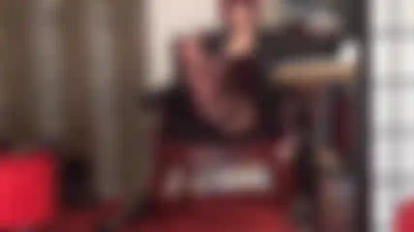 Du hast eine schwäche für die füße und beine deiner herrin in unglaublich glänzenden, durchsichtigen, schwarzen strumpfhosen.