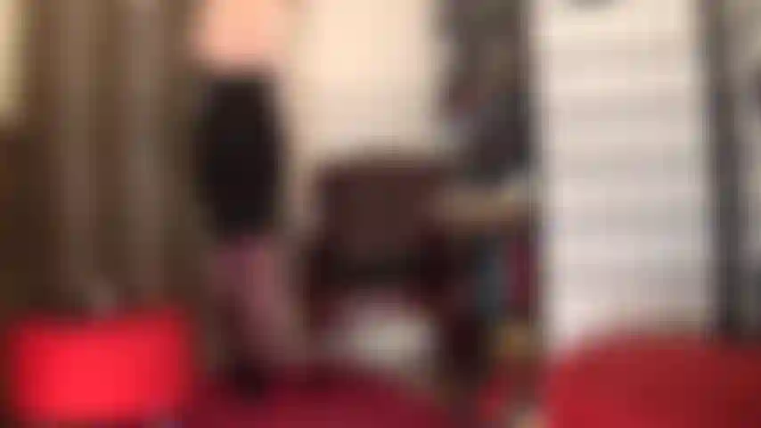 Verführerische kurven in spitzenstrümpfen und glänzenden strumpfhosenschichten – ihre göttin weiß, wie man neckt … gekleidet in ein klassisches ensemble aus neckholder-teddy und bleistiftrock, pumps mit offenen zehen und nylons.