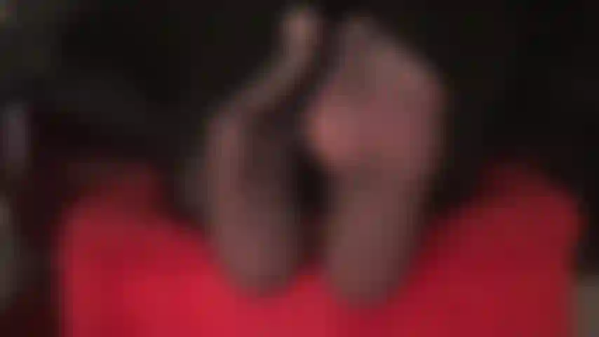 Fuß-teaser in hauchdünnen schwarzen strumpfhosen – die herrin hat ihre wunderschönen nylonfüße auf einem hocker abgestützt und wackelt damit direkt vor ihrem gesicht.