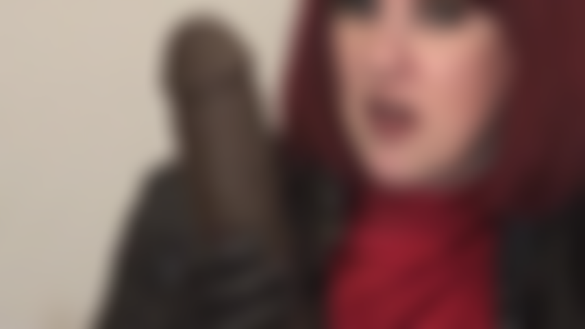 Herrin zwinkert dir zu, während sie den großen schwarzen schwanz streichelt. Willst du diesem großen schwarzen schwanz nicht einen kleinen kuss geben?